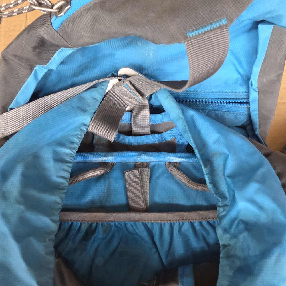 Lightweight 40L Backpack - Picture 2 of 3